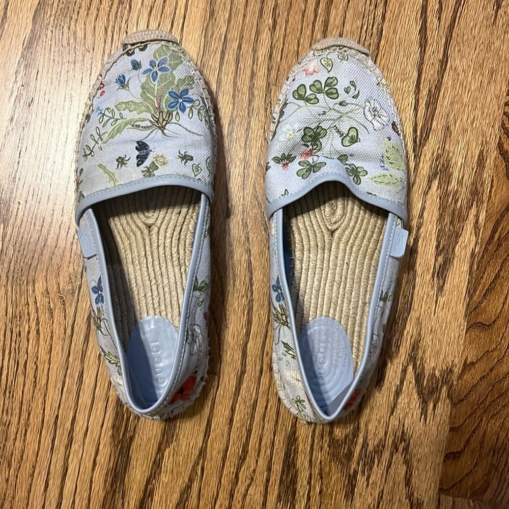 Gucci floral espadrilles in color dusty blue.
